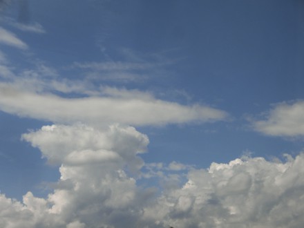 空、雲。バスハイク日和の天気