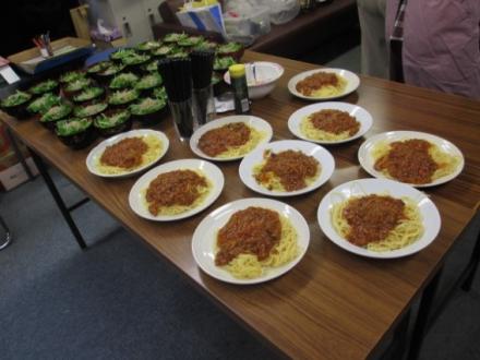 30人分のパスタとサラダを並べていきます