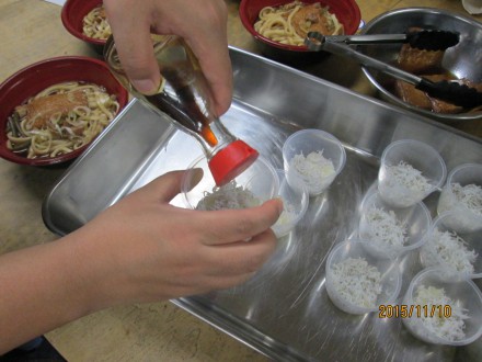 しらす大根おろしに醤油をかけているところ