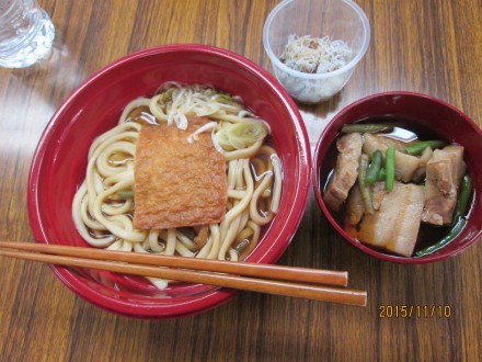 きつねうどんと豚の角煮、しらす大根おろし、杏仁豆腐の出来上がり！