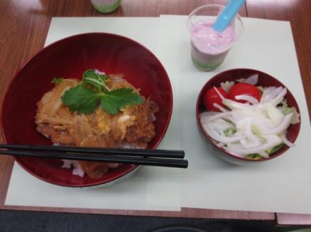 かつ丼、サラダ、フルーチェで昼食！