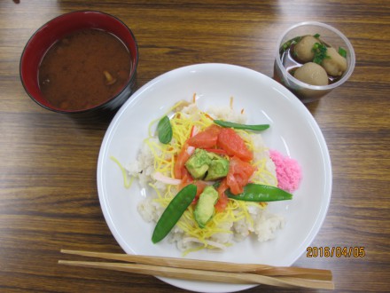 ちらし寿司に里芋の煮物、なめこの味噌汁