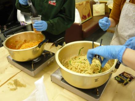 大鍋でパスタを作る