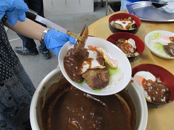 ご飯を盛り付け中