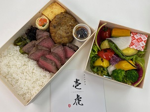 昼食会のお弁当（肉とサラダ）