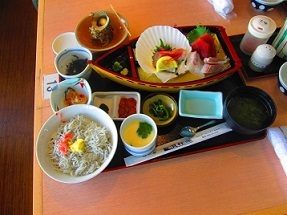 江ノ島「貝作」魚のお刺身、名物しらす丼、サザエのつぼ焼き、茶碗蒸し