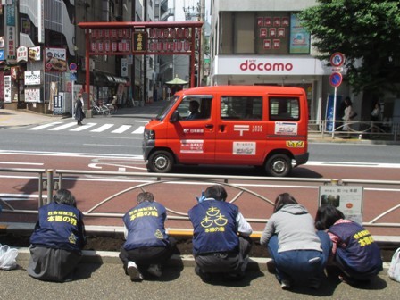 本郷通りの花壇を整備