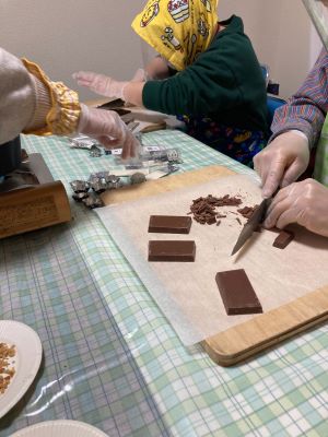 チョコを刻む