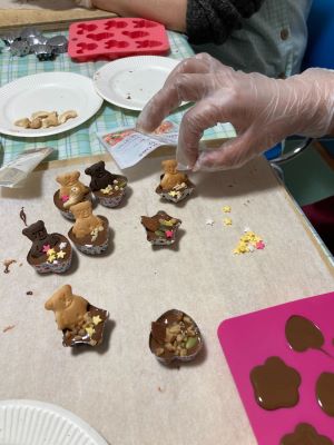 溶かしたチョコを流しいれてデコレーション