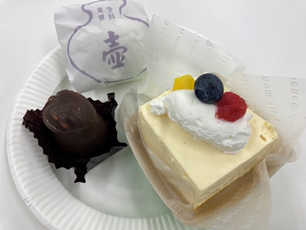 ケーキとイチゴシャンテと最中です