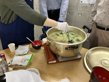 スープの最終調整