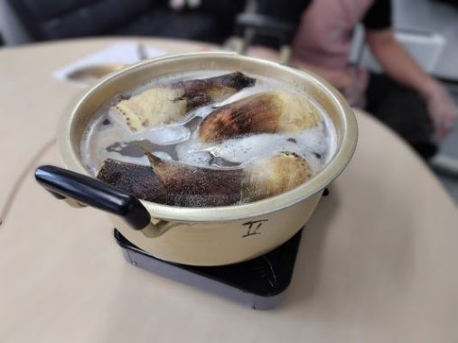 鍋でタケノコ茹でる