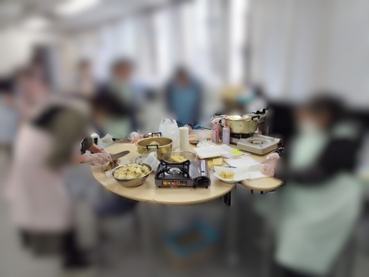 みんなで調理する