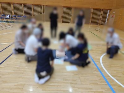 AEDの練習場面